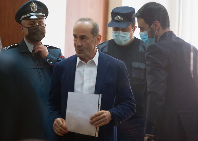Выдвижение обвинений против экс-президента Армении Роберта Кочаряна (на фото в центре) произошло на следующий день после жесткой словесной перепалки в парламенте его младшего сына и армянского премьера