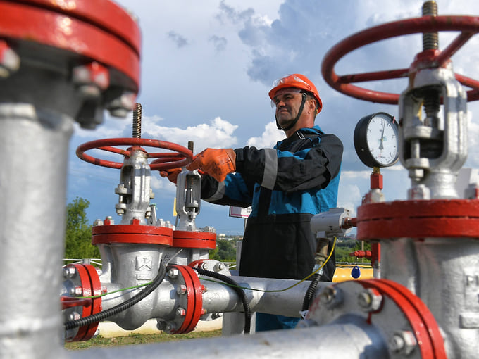Нефтегазовые доходы в августе упали вдвое