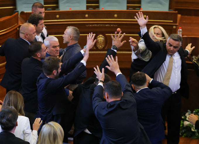 Пленарное заседание парламента в Приштине, Косово