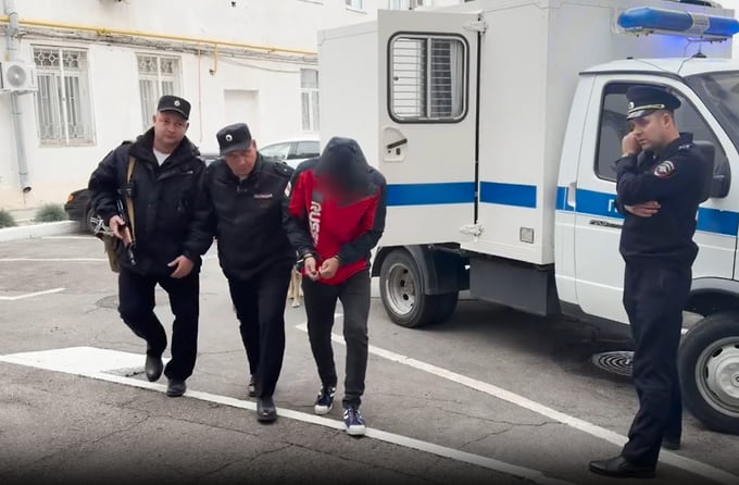 Николай Кочу в сопровождении полиции