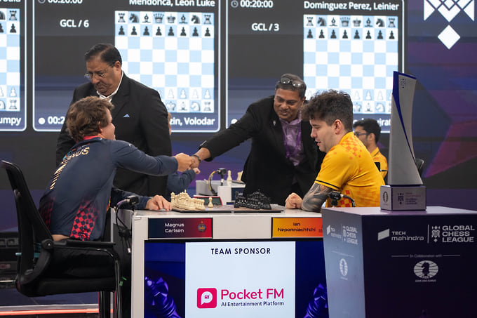 В финале Global Chess League Ян Непомнящий (справа) одержал очень неожиданную и очень эффектную победу над лидером мирового рейтинга Магнусом Карлсеном