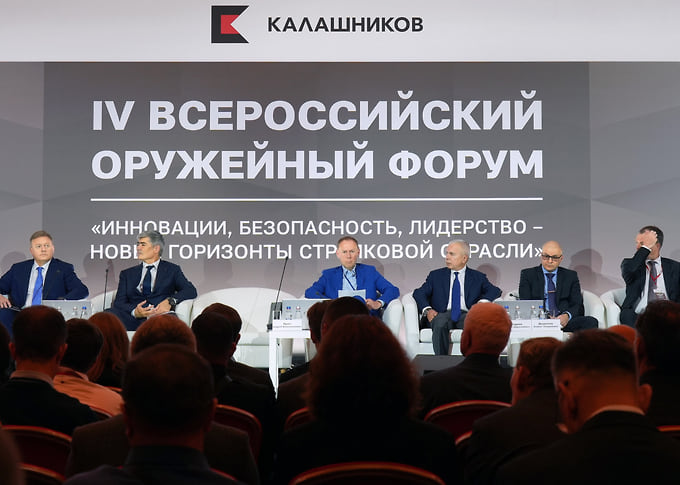 Гендиректор концерна «Калашников» Алан Лушников (второй слева), депутат Госдумы Андрей Луговой (третий слева), индустриальный директор кластера вооружений, боеприпасов и спецхимии госкорпорации «Ростех» Бекхан Оздоев (третий справа) и начальник управления лицензионно-разрешительной работы Главного управления Росгвардии генерал-майор Азамат Дышеков (второй справа)