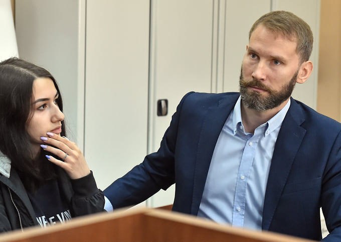 Адвокат Ярослав Пакулин (справа) полагает, что по делу Марии Хачатурян и ее сестер допущена «чудовищная волокита»