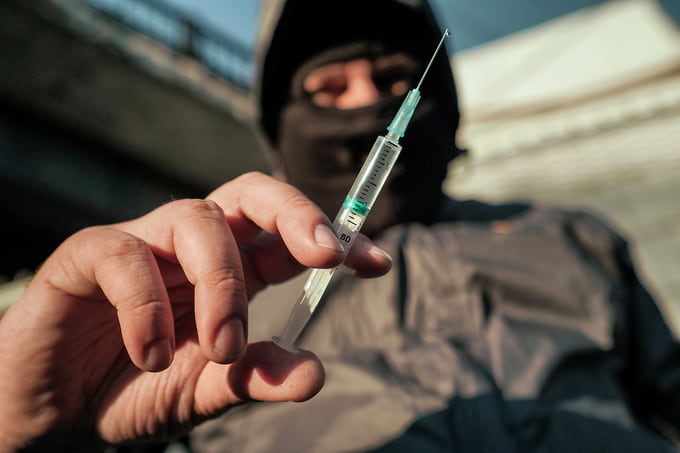 Если верить официальной статистике, зависимых от героина становится все меньше, при этом растет число потребителей синтетических наркотиков