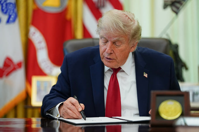 Подписав закон об «адских санкциях», президент США Дональд Трамп подыграл антироссийскому консенсусу американских законодателей перед выборами в Конгресс