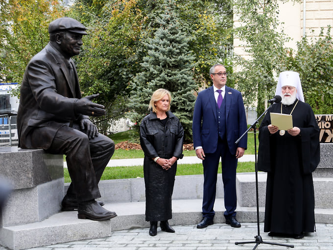 Москва получила памятник Юрию Лужкову