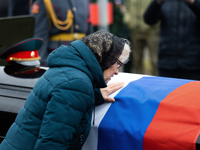КС установил право на две пенсии для вдов погибших вследствие травмы военнослужащих