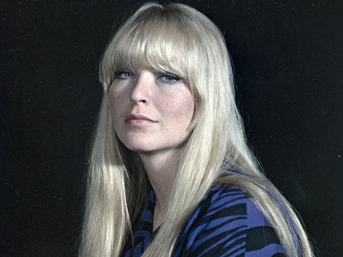 «Марина, ты письмо мне напиши — по телефону я тебе отвечу»