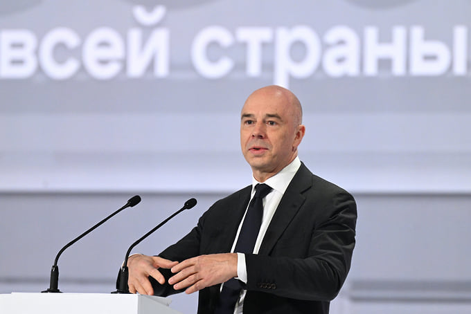 Судя по представленному проекту бюджета, Минфину удалось сомкнуть доходы и расходы с минимально возможным в нынешних условиях дефицитом (на фото — глава ведомства Антон Силуанов)