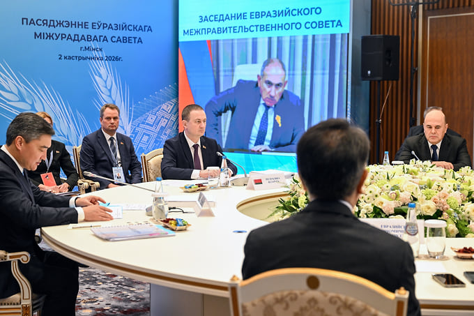 Председатель правительства России Михаил Мишустин (справа), премьер-министр Белоруссии Александр Турчин (в центре) и премьер-министр Казахстана Олжас Бектенов (слева)  