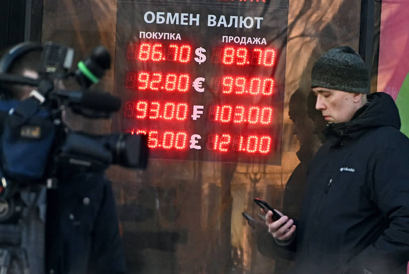 Минфин поддержал доллар