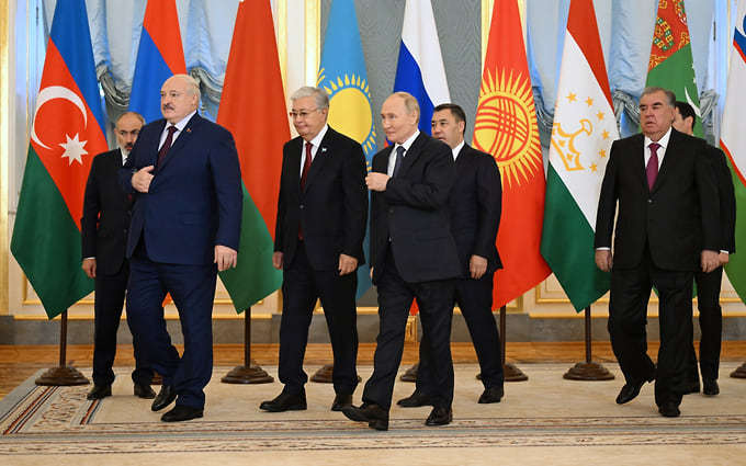 Слева направо: премьер-министр Армении Никол Пашинян, президент Белоруссии Александр Лукашенко, президент Казахстана Касым-Жомарт Токаев, президент России Владимир Путин, президент Киргизии Садыр Жапаров и президент Таджикистана Эмомали Рахмон на саммите лидеров стран СНГ в Кремле, 8 октября 2024 года 