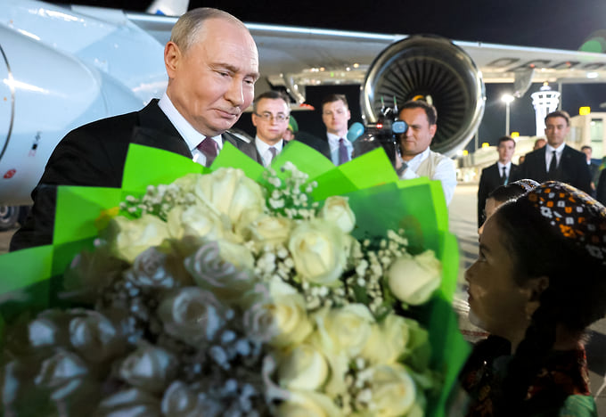 В аэропорту города Туркменбаши Владимир Путин встретился с двумя детьми