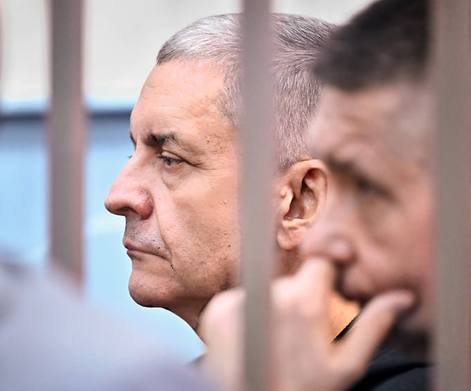 Бывший замдиректора «Роскосмоса» Олег Фролов (слева) в зале суда 