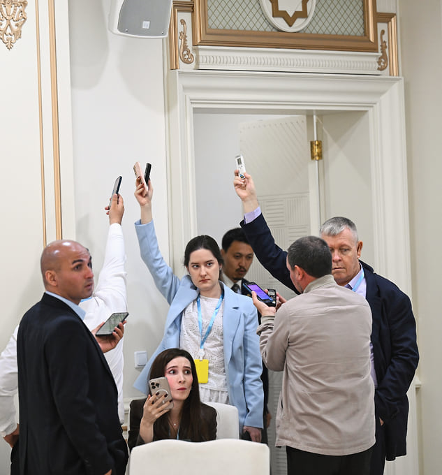 Журналисты салютовали Речи Владимира Путина телефонами 