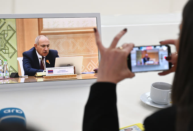 Премьер-министр Армении Никол Пашинян, чтобы произнести свою речь на саммите СНГ, спешился с велосипеда 