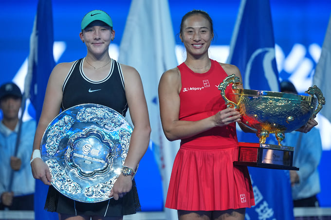 Чжэн Циньвэнь (справа) на Сhina Open выиграла первый титул за два года, а Мирра Андреева впервые пробилась в топ-3 мирового рейтинга