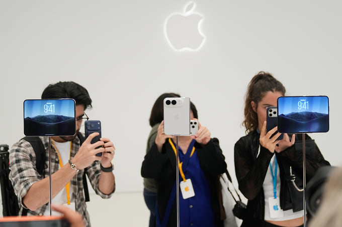 iPhone Duo на презентации в Купертино (Калифорния) (сентябрь 2026 года)