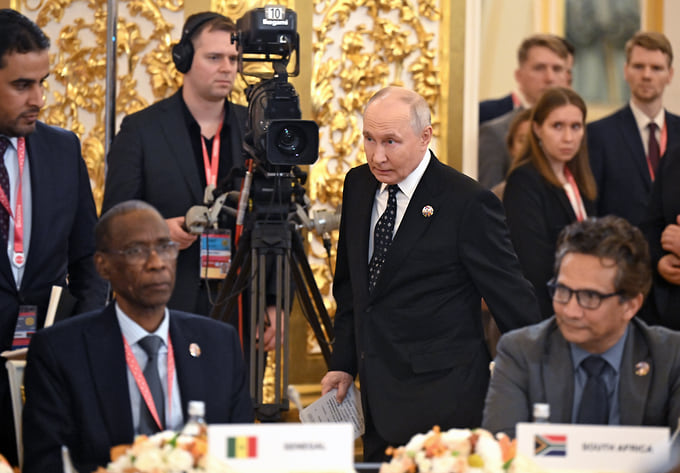 Владимир Путин третий день находится в человеческой гуще
