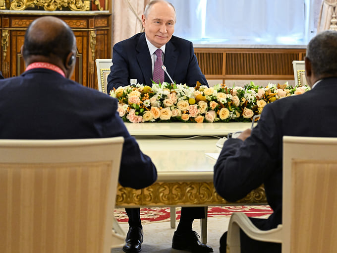 Владимир Путин выступал перед африканскими коллегами цветасто 