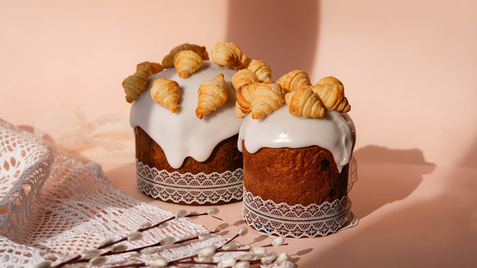 Croissant Atelier, авторские пасхальные куличи бренд-шефа Дмитрия Кулагина: на основе теста бриошь с вяленой клюквой, вишней и темным шоколадом, украшенные сладкой помадкой и мини-круассанами.