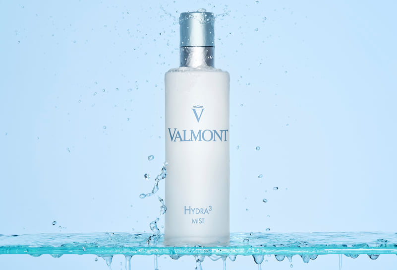 Valmont, мист-крем Hydra 3 с разглаживающим эффектом. В составе: экстракта швейцарского абрикоса и воды гамамелиса. Средство подходит для фиксации макияжа и подготовки кожи к следующим этапам ухода
