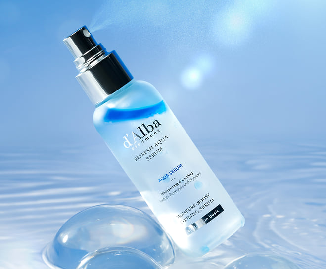 d'Alba, спрей-сыворотка для лица с ледниковой водой White Truffle Refresh Aqua Serum: охлаждает раздраженную кожу, выравнивает рельеф, устраняет сухость и шелушение, повышает тонус кожи, улучшает цвет лица. В составе: гиалуроновая кислота, комплекс растительных экстрактов (полыни и лотоса), натуральные масла (масло авокадо, семян жожоба), ниацинамид, аденозин, танины, экстракт белого трюфеля