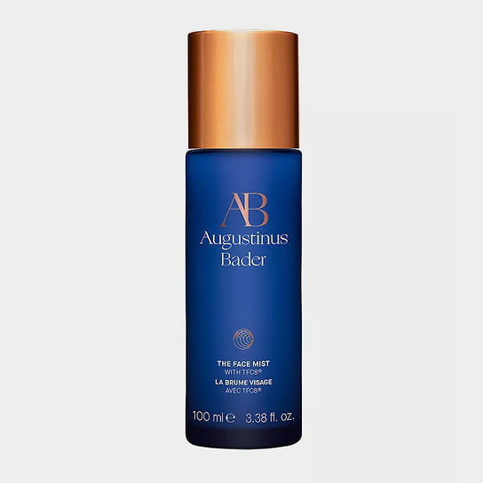 Augustinus Bader, увлажняющий спрей The Face Mist: тонизирует, защищает и успокаивает кожу. Обогащен розовой водой. В составе: гиалуроновая кислота, экстракт ростков кресс-салата, экстракт цветка орфея