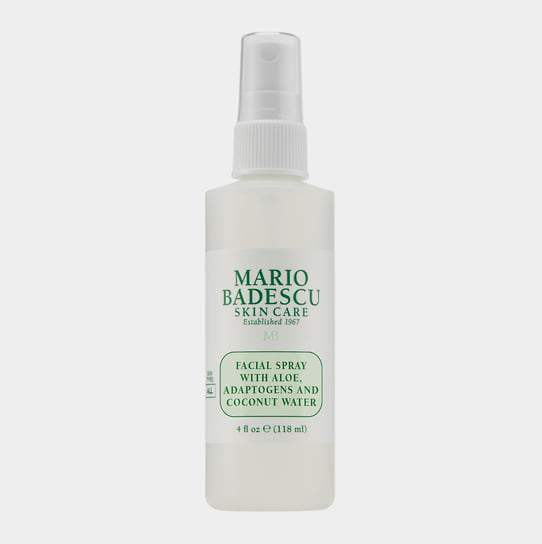 Mario Badescu, тоник-спрей для лица: увлажняет, смягчает и успокаивает кожу. В составе: кокосовая вода, сок алоэ, ниацинамид, экстракт шиповника, трегалоза
