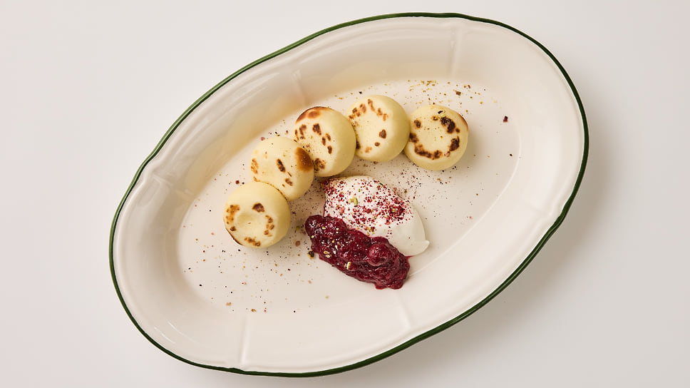  Сырники с безлактозной сметаной и земляничным конфи 