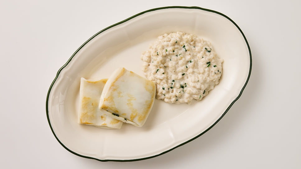 Кальмар с перловкой и кокосовым соусом 
