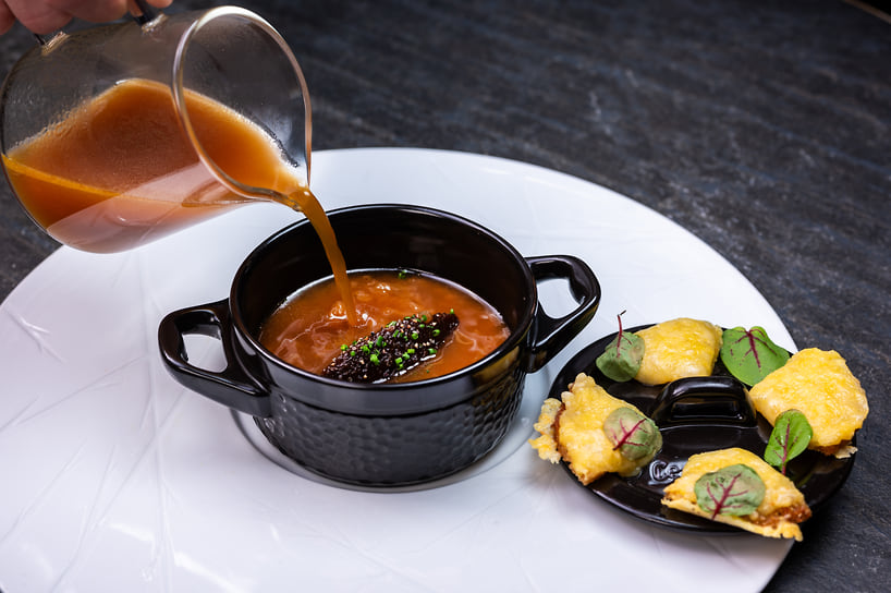 Горячий луковый суп с хрустящим крутоном и сыром грюйер 