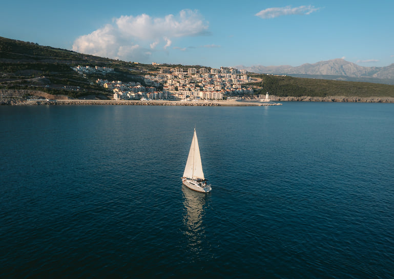 Вид на полуостров Луштица и Lustica Bay 