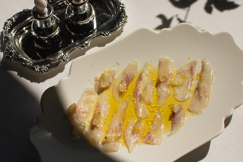Сибас натурель с маринованным крыжовником и цедрой лимона