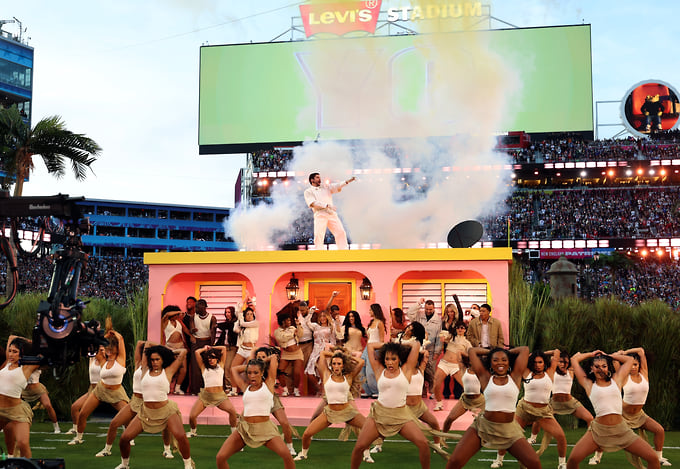 Bad Bunny выступает на сцене в перерыве шоу Apple Music Super Bowl LX на стадионе Levi's Stadium 08 февраля 2026 года в Санта-Кларе, Калифорния