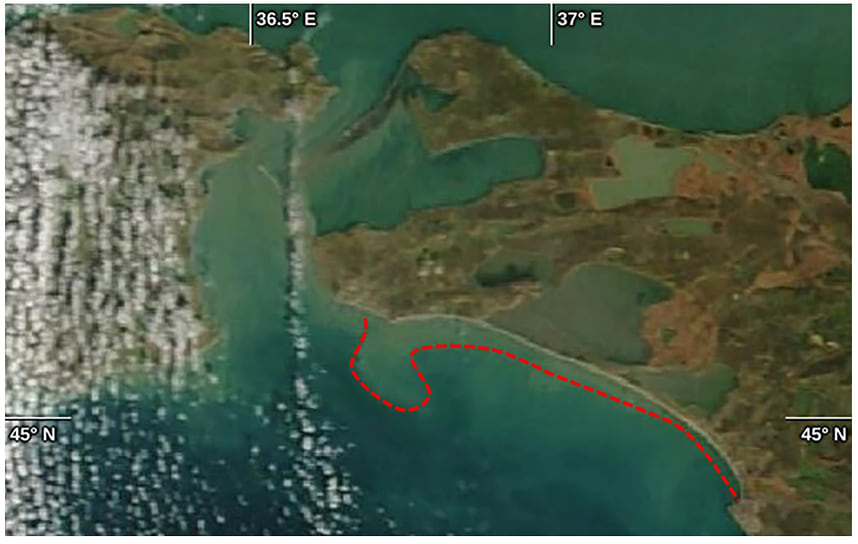 Взвешенные частицы на оптическом изображении MODIS от 18 декабря 2024 г. Красная линия обозначает зону между морской водой и водами с высокой концентрацией взвешенных частиц вблизи побережья 