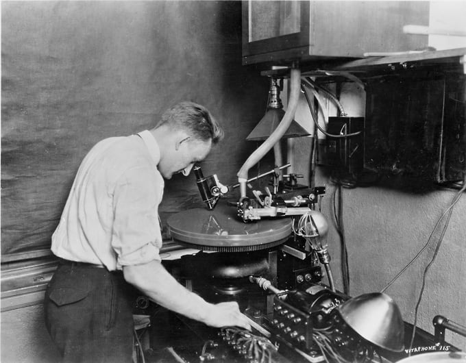Техник Bell Telephone Laboratories с восковым диском — компонентом проекционной системы, разработанной компаниями Western Electric Company и Warner Brothers Pictures Inc., позволяющей синхронизировать звук с движущимся изображением. Около 1935