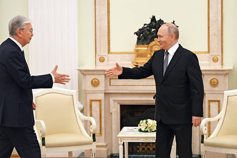 Президент Казахстана Касым-Жомарта Токаева (слева) и президент России Владимир Путин