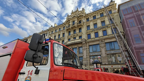 В Петербурге произошел пожар в историческом здании на Невском проспекте