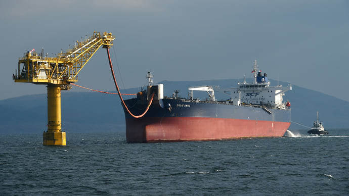 Семь стран ОПЕК+ приняли первое решение по добыче нефти после ухода ОАЭ
