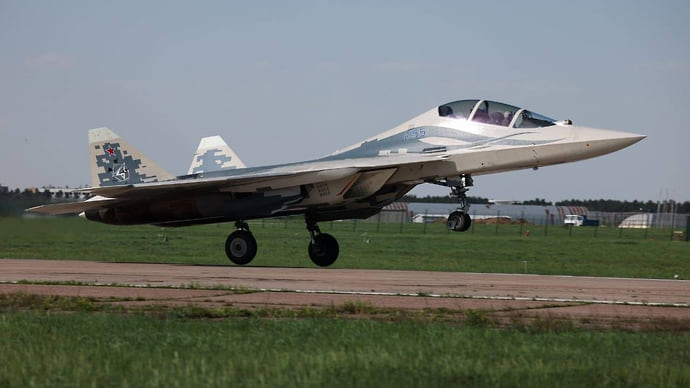 Состоялся первый полет прототипа двухместного истребителя Су-57