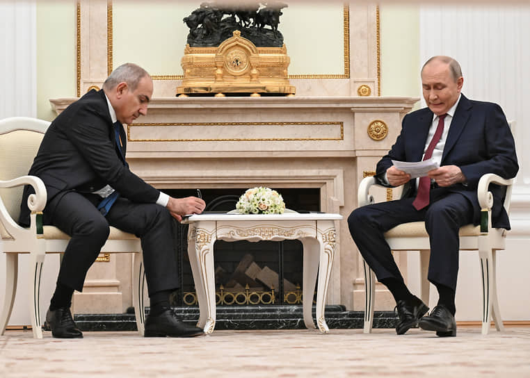Президент России Владимир Путин и премьер-министр Армении Никол Пашинян (слева) во время встречи в Кремле (апрель 2026 года) 