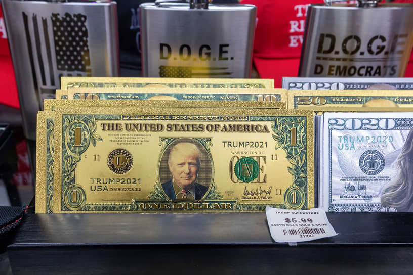 Сувенирная банкнота достоинством в $1 с портретом президента Трампа