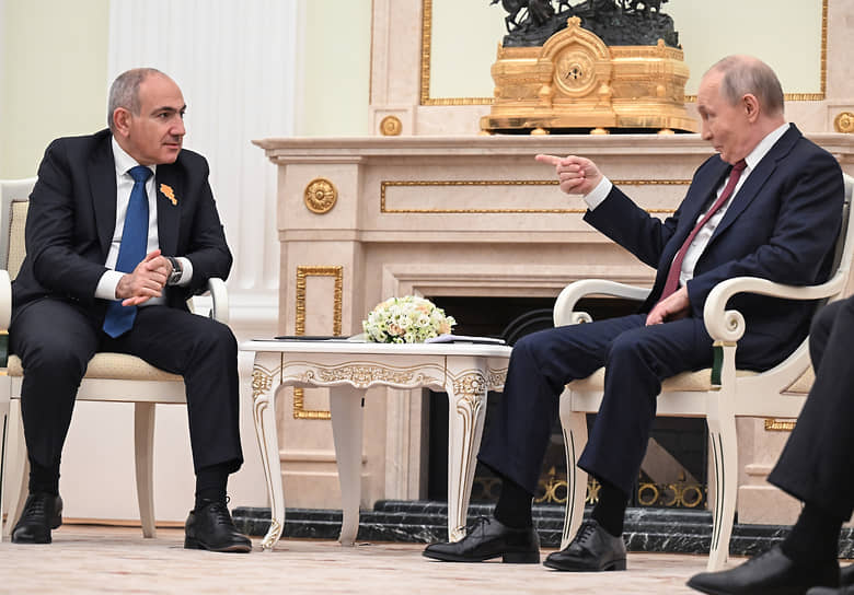 Премьер-министр Армении Никол Пашинян (слева) и президент России Владимир Путин