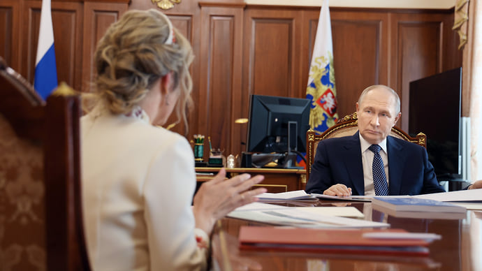 Львова-Белова доложила Путину о сокращении числа социальных сирот в России