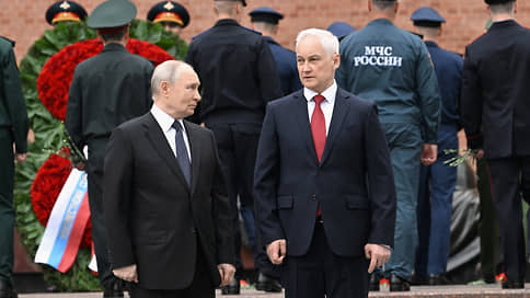 Путин возложил венок к Могиле Неизвестного Солдата в Москве