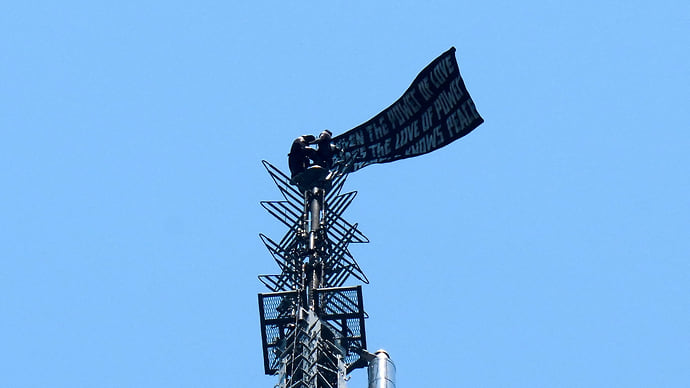 Забравшимся на Empire State Building руферам предъявлено восемь обвинений