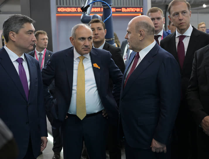 Премьер-министр Армении Никол Пашинян (в центре) и премьер-министр России Михаил Мишустин (справа)