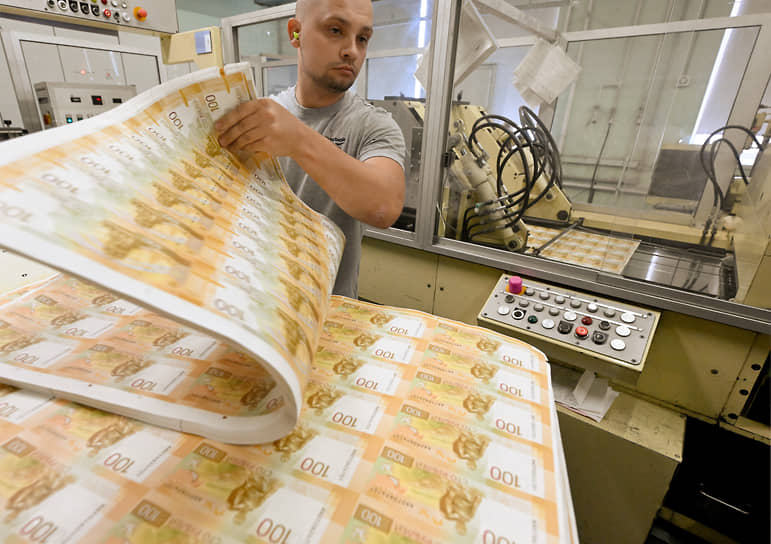 Банк России ввел в обращение обновленную 100-рублевую купюру