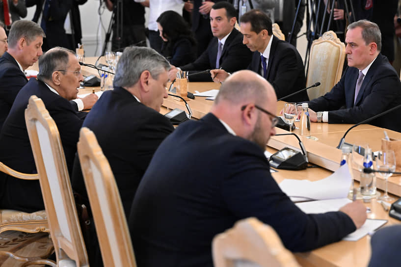 Министр иностранных дел Азербайджана Джейхун Байрамов (справа) и министр иностранных дел России Сергей Лавров (второй слева)  
